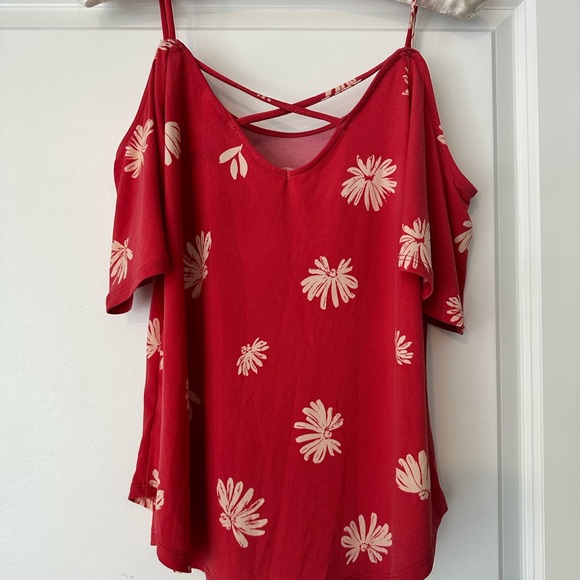 New Cold Shoulder Top - Picture 6 of 8